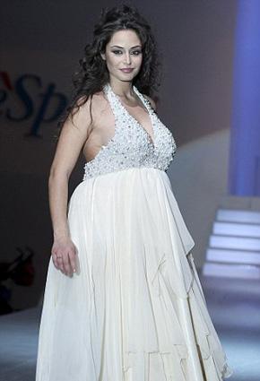 حبيبة ماريو بالوتيلي تعرض فستان زفاف أثناء حملها. هل يتزوجها؟